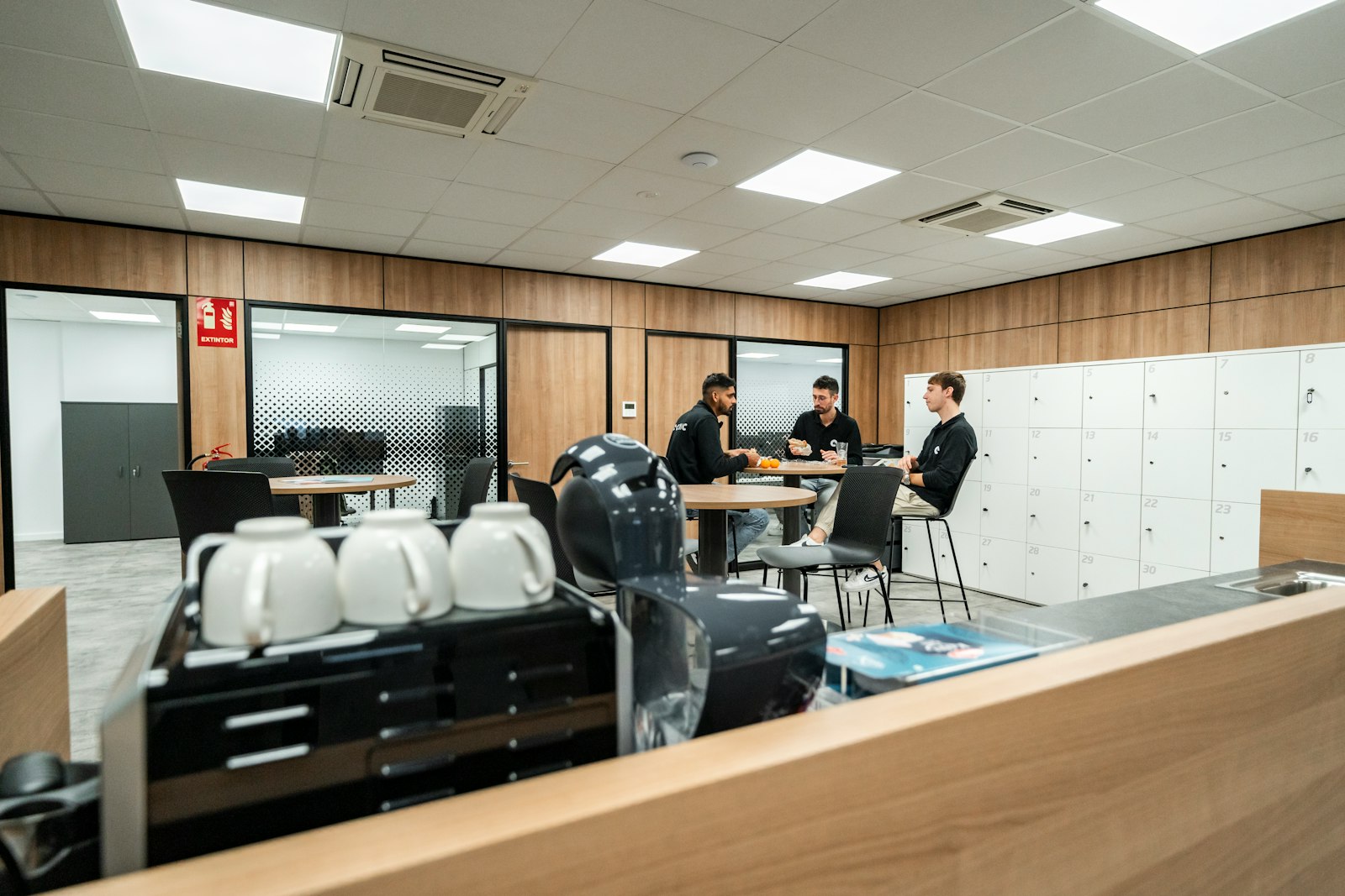Personalrum på en arbetsplats med kaffe och moderna möbler