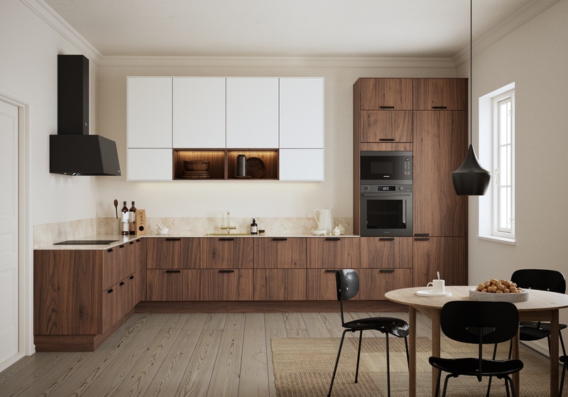 Kök från Nordanro med träluckor och vita överskåp